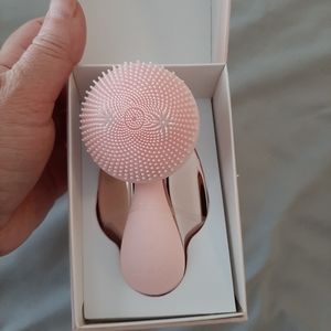 Monat face exfoliating brush